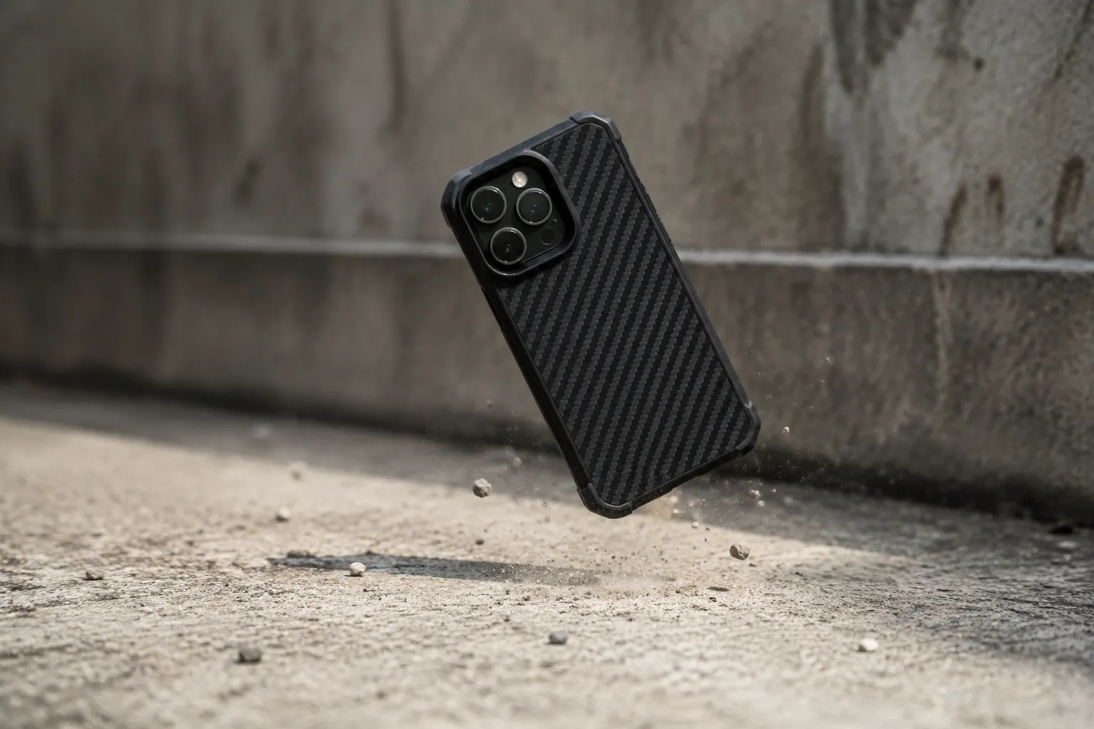 Featherweight or False Security? Real-World Drop Tests on Aramid Fiber Cases
