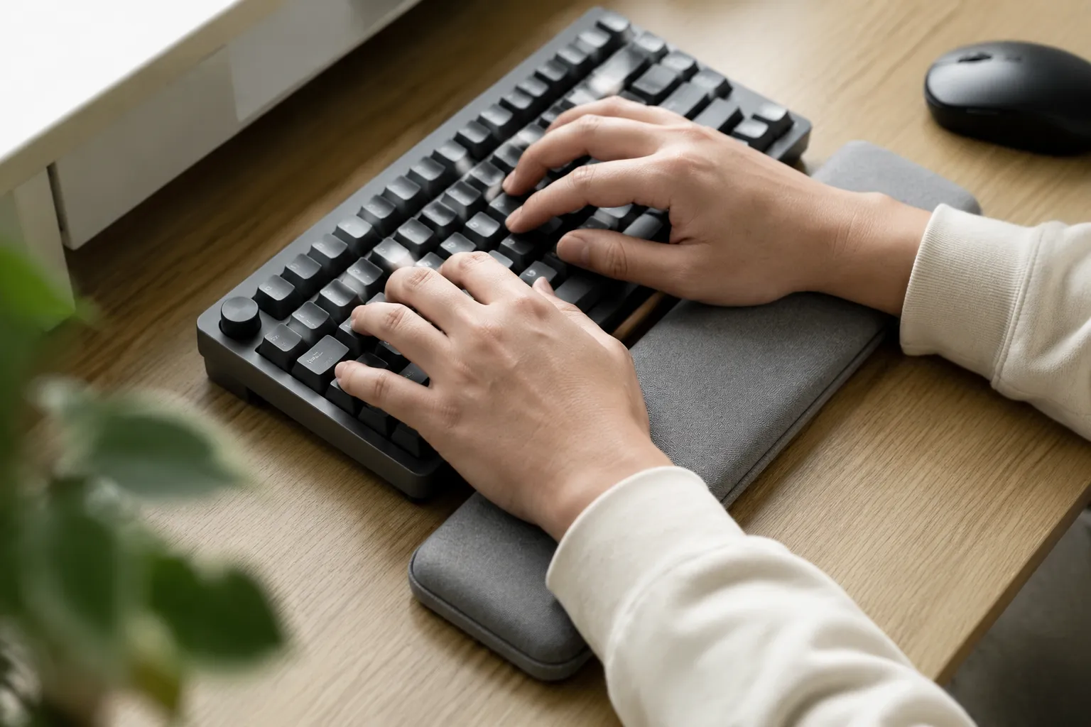 Typing Comfort in a Sleeve: A Hands-On Look at Built-In Wrist Rest Options
